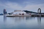 The kinetic fa?ade of One Ocean, the Theme Pavilion by Vienna-based Soma, comprises 108 lamellas.