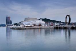 The kinetic fa?ade of One Ocean, the Theme Pavilion by Vienna-based Soma, comprises 108 lamellas.