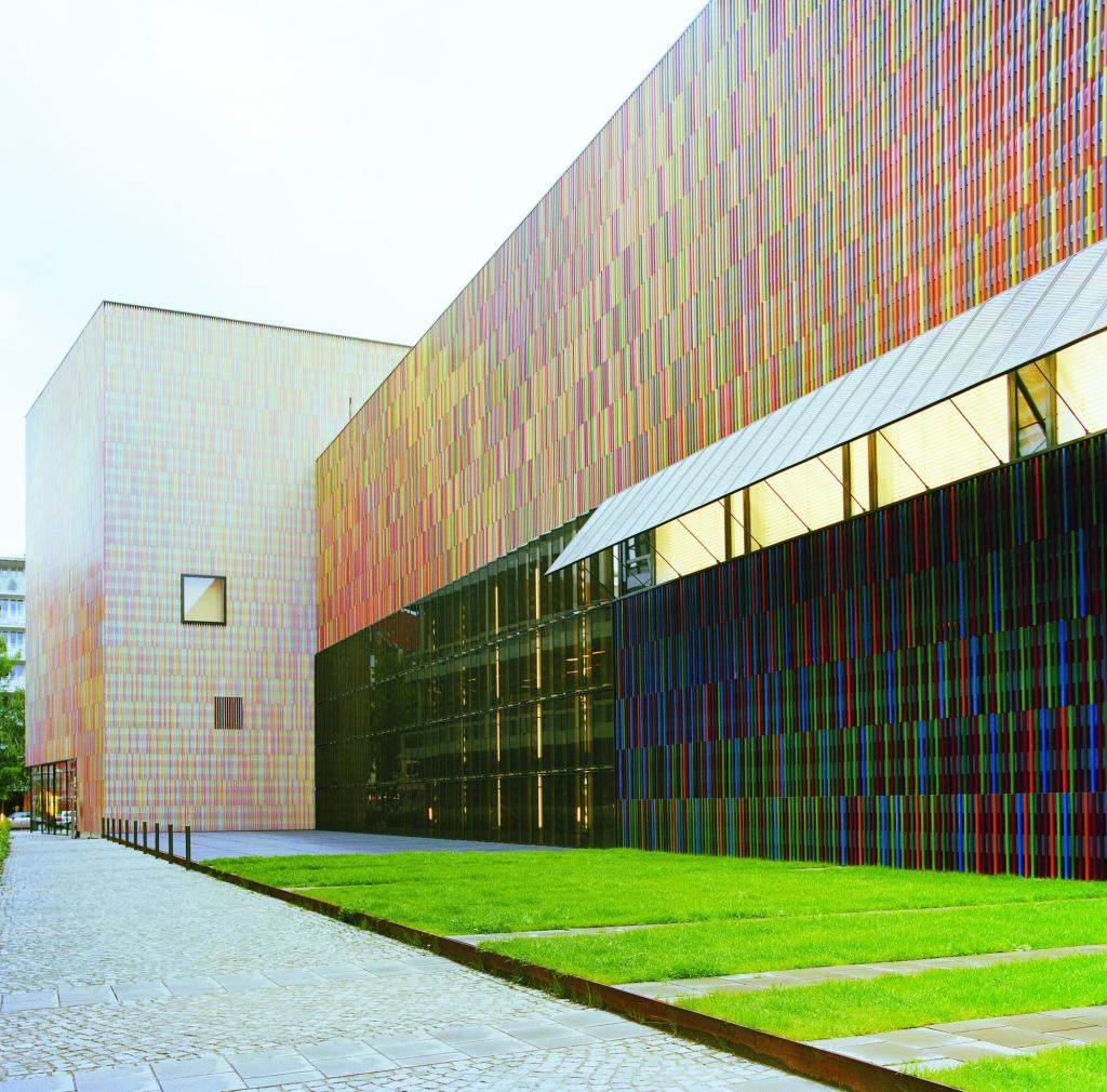 The brightly colored façade of the Brandhorst Museum in Munich is made up of squareprofile ceramic sticks mounted in front of a folded metal cladding. Before pursuing this design, the architects also considered metal fabric, perforated glass, and a perforated ceramic scrim, all of which were rejected for cost or aesthestic reasons.
