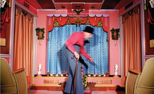 FILM



When filmmaker Kendall Messick was growing up in suburban Delaware, he learned that a neighbor kept a movie theater in his basement, complete with marquee, ticket booth, projector, and organ. Its name: the Shalimar. Its creator: Gordon Brinckle. “The beauty and graciousness of the past … [just] isn’t anymore,” Brinckle says in Messick’s 31-minute documentary, The Projectionist, part of a larger project about Brinckle, who died in 2007, and aimed at preserving the Shalimar. $29.95;

theprojectionist.net