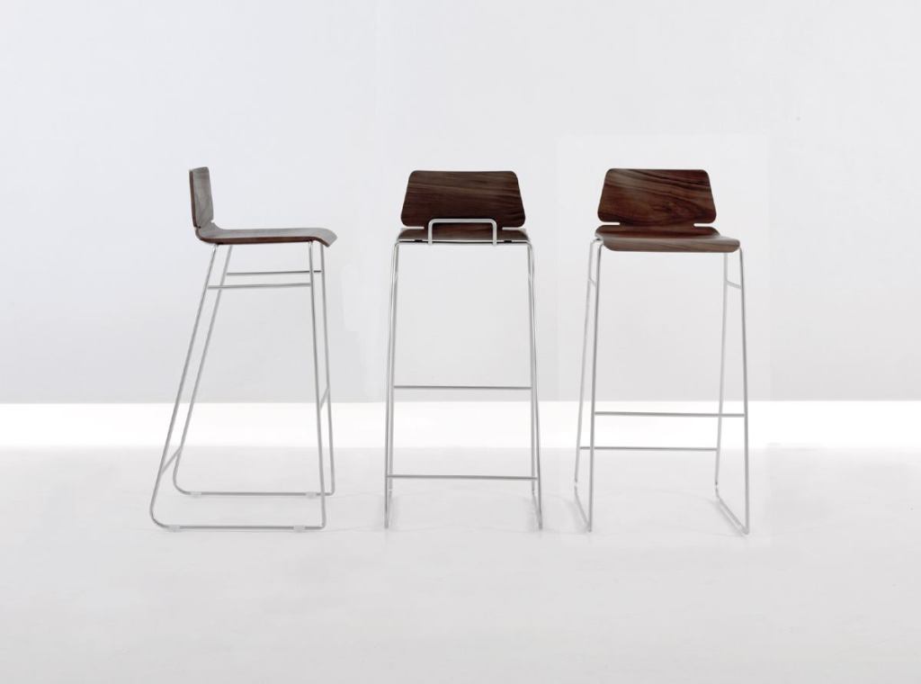 Form barstool



Zeitraum Mobelm distributed by Suite New Yorkwww.suiteny.com

Barstool in molded veneer plywood



Seat in oak, oak-stained black, American cherry, or American walnut



Frame in chrome or matte chrome



17 inches wide by 19 2/3 inches deep by 38 1/2 inches high with a 31 1/2-inch-high seat