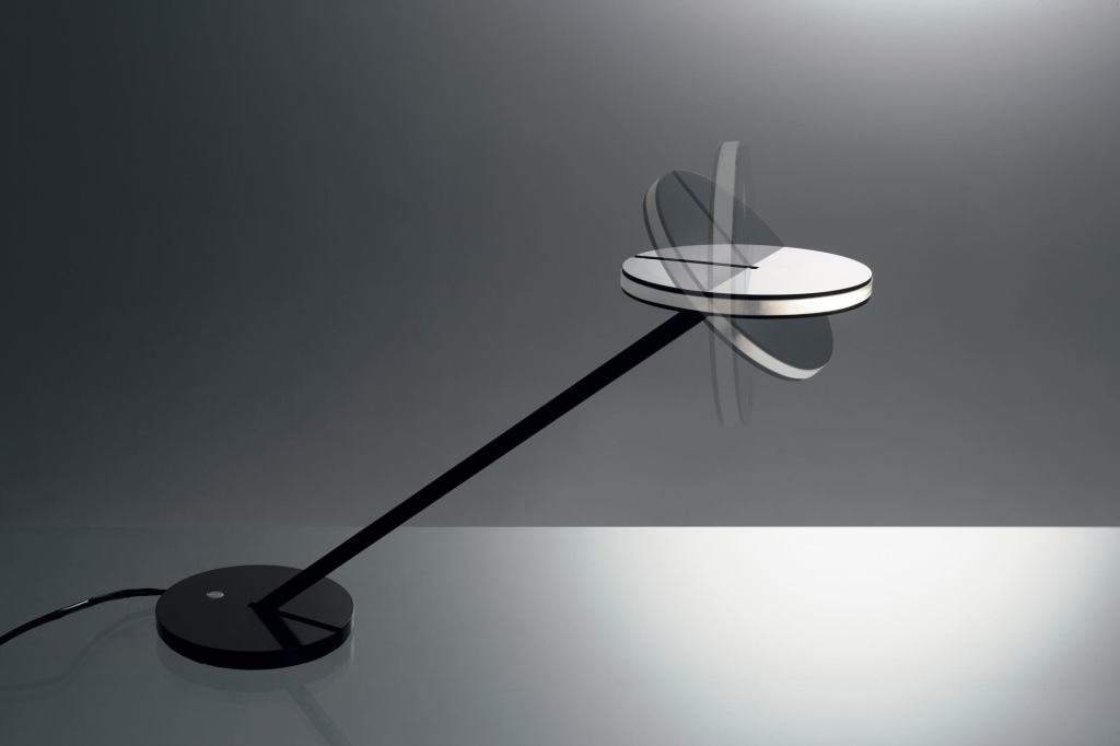 Itis task light
Artemide
www.artemide.us
Steel body, base, and head in black or white finish
Transparent polycarbonate side diffuser
Stem pivots at base up to 90 degrees
Head rotates up to 180 degrees
Touch dimmer on base LED light source
Designed by Naoto Fukasawa