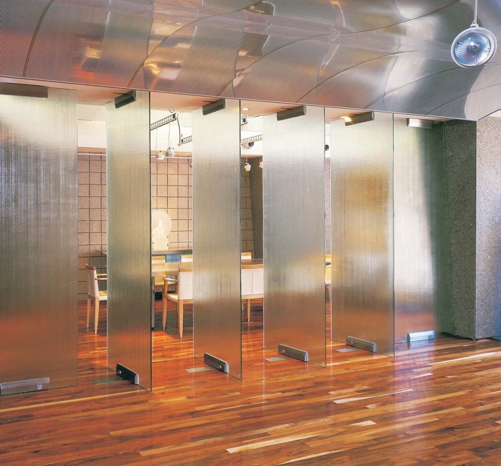 Linen Texture Doors

UltraGlasultraglas.com

Custom, center-pivoting glass door - Provides privacy while allowing light to pass when closed 1/2-inch tempered glass