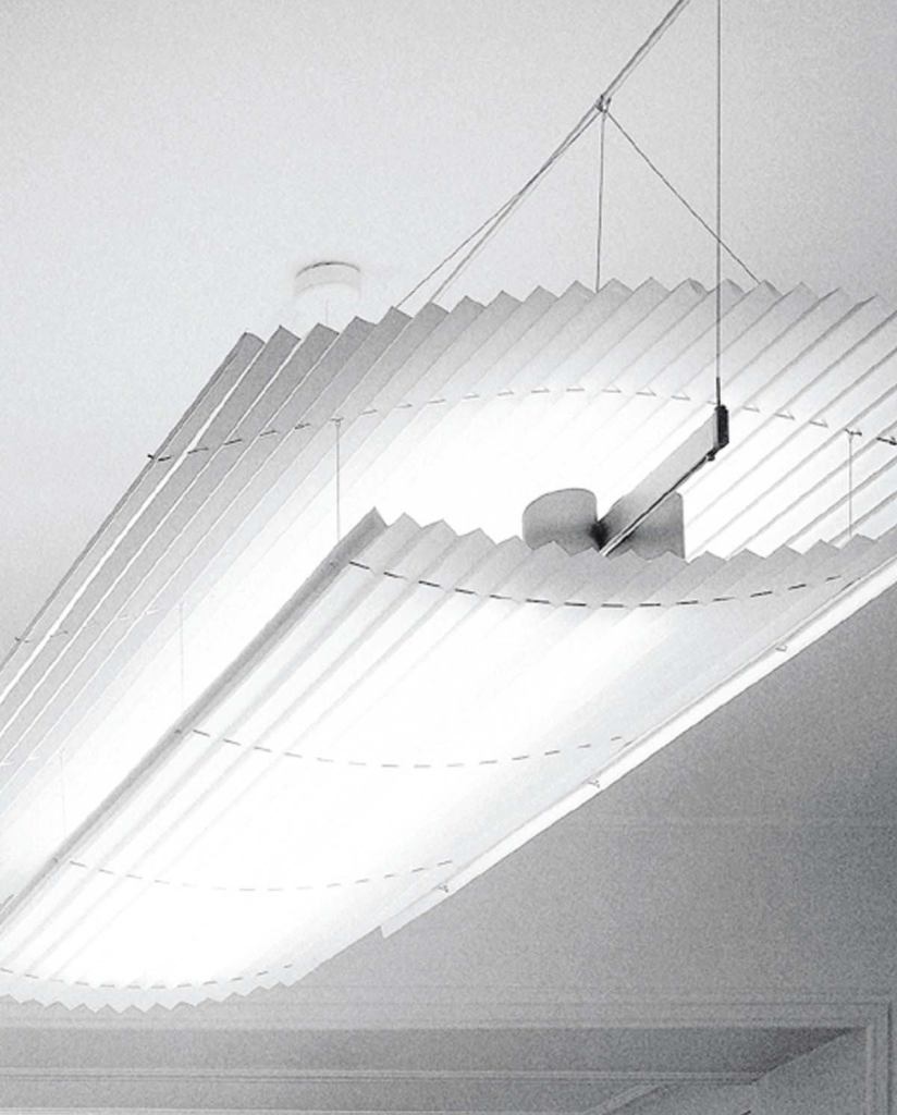 Flyer Solo ceiling fixtureInter-luxwww.inter-lux.com

Glare-free, uniform direct and indirect lighting - Sail made of permanently pleated, antistatic, soilproof white microfiber material - Height-adjustable - Compact fluorescent lamps