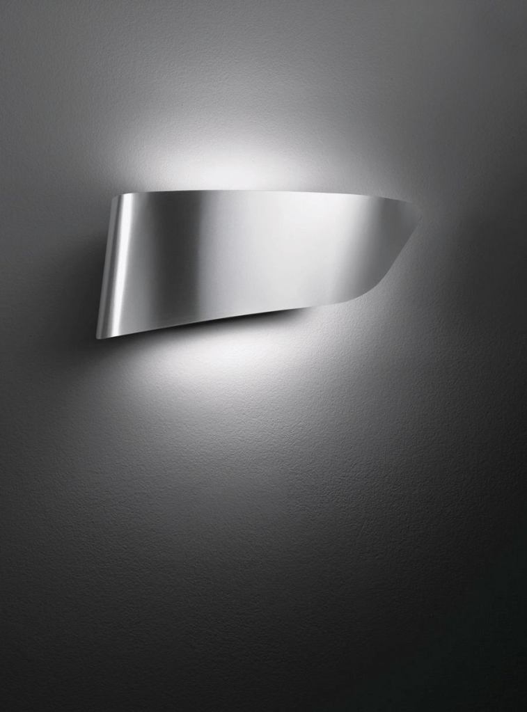 Eurialois a wall lamp by Artemide made from molded aluminum. Designed by Pio and Tito Toso, the luminaire provides both indirect and direct lighting. Halogen and fluorescent lamps can be used with the fixture, which is available in two finishes: aluminum and polished white.

artemide.com