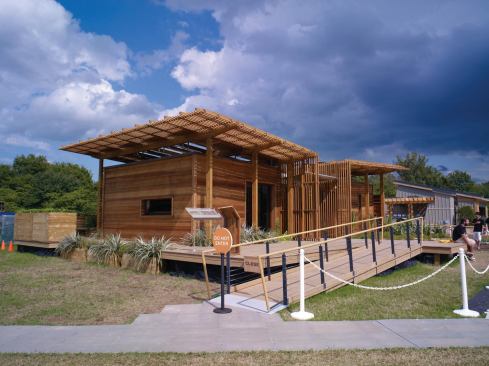 The decking runs around the house and also through the center, allowing occupants to effectively live outside during summer and enjoy a sense of the outdoors during winter.