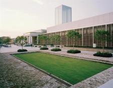 The newly expanded SCAD Museum of Art is sited on a series of plazas that run between the building and the neighboring School of Architecture.