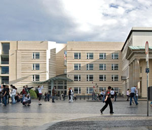 DEU, Berlin, 19.07.2008, Botschaft der Vereinigten Staaten von Amerika,Berlin, Pariser Platz 2Fertigstellung: 2008 [�(c)Tomas Riehle/artur architekturbilder agentur, Tel. +49 201 89 09 390, info@arturimages.com; Veroeffentlichung nur gegen Honorar, Urhebervermerk und Beleg / permission required for reproduction, mention of copyright, complimentary copy; Bankverbindung / bank account and sorting code: Postbank Koeln, Konto 3582 05 03, BLZ 370 100 50; IBAN: DE 63 3701 0050 0035 8205 03, BIC: PBNKDEFF, U.St.ID / V.A.T.: DE 811 983 492]