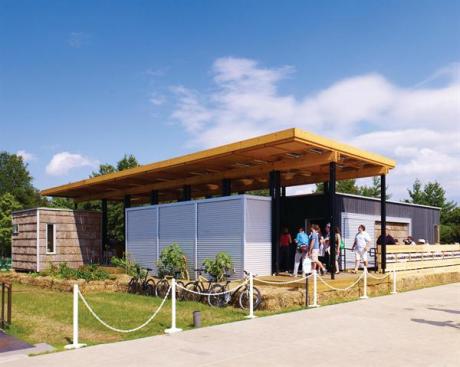 Traditional Appalachian settlements inspired the house's design. Six modules resembling the form of lean-to sheds connect at the central porch.