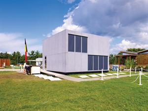 A boltless, pallet-rack system forms the main structure, with technical systems grouped together in a small compartment. The open plan can be expanded by adding floor panels to the existing beams.