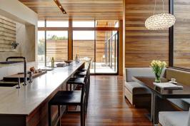 Mahogany+siding+wraps+around+the+house+and+continues+to+the+interior%2c+reinforcing+an+inside-outside+connection.