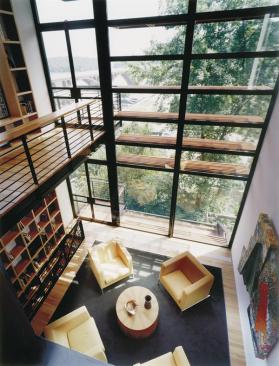 A double-height middle level maximizes rear views of the Potomac River.