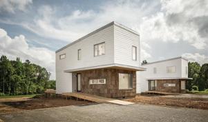 EcoMod+recently+completed+two+prefab+houses+in+South+Boston%2c+Va.+Sited+side-by-side%2c+the+structures+look+nearly+identical%2c+but+the+one+on+the+left+is+designed+to+Passive+House+standards%e2%80%94a+challenge+given+the+area%e2%80%99s+hot%2c+muggy+summers+and+cold+winters%e2%80%94while+the+other+serves+as+a+control+house+against+which+to+compare+building+performance.+Both+use+materials+rated+with+the+team%e2%80%99s+system+of+radial+charts+that+quantify+key+project+goals.