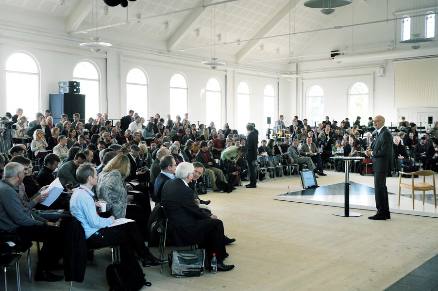 Per Arnold Andersen welcomes the 300 participants in the Fifth Velux Daylight Symposium at the Royal Danish Academy of Fine Arts’ School of Architecture in Copenhagen.