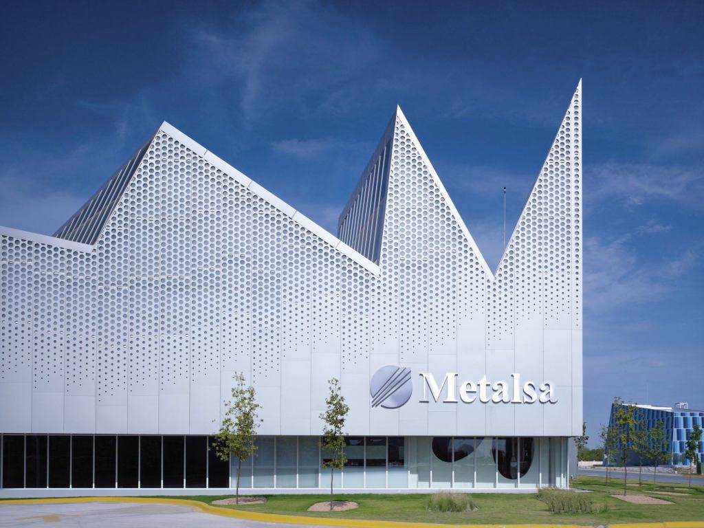The jagged roofline of the Metalsa facility was inspired both by the surrounding mountains and the classic sawtooth profile of industrial warehouses. The clerestories incorporate a curtainwall system from U.S. Aluminum.