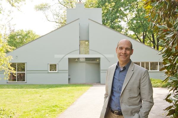 Geoffrey Baer with the Vanna Venturi House.