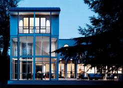 This Modernist addition to a 1930s villa greatly improves the function of the original building, while paying due respect to its dignified Moderne design.