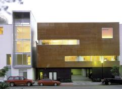 On a practical note, the buildings three street-level entrances and on-grade parking bloster residents security.