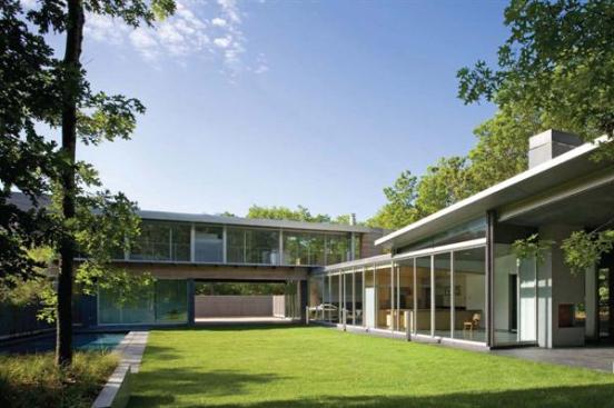 By wrapping the one room deep house around the property, the architects formed a central courtyard and covered terraces. 