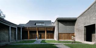 Archi-Union+based+its+design+of+the+Lanxi+Curtilage+on+nature+as+well+as+on+traditional+Chinese+architecture.+The+sweeping+silhouette+of+the+building%e2%80%99s+roof+symbolizes+rolling+mountains+and+rivers%2c+and+alludes+to+the+traditional+sloping+roof.+Meanwhile%2c+the+ripple+wall+memorializes+the+movement+of+water.