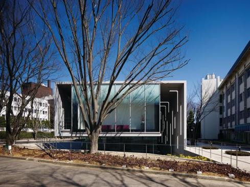 The+Mizuta+Museum+of+Art+houses+a+collection+of+Ukiyo-e+prints.+The+Japanese+term+translates+as+%e2%80%9cpictures+of+the+floating+world%2c%e2%80%9d+and+it+provided+the+central+theme+for+Studio+SUMO%e2%80%99s+design%3a+Gallery+volumes+appear+to+float+within+a+concrete+wrapper.+