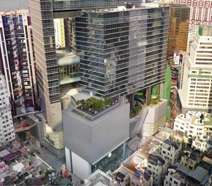 At Hysan Place, sky gardens bring much-needed green space to Causeway Bay. Operable spandrels in the Permisteelisa curtainwall ensure that air flows not only through the voids in the building, but also into the interior.