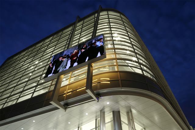 Facsimile is a screen that travels around the edge of San Francisco's Moscone Convention Center, designed by Diller Scofidio + Renfro.