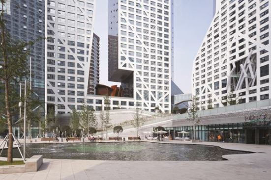 The+plazas+on+the+landscaped+plinth+in+Sliced+Porosity+Block+create+a+pedestrian-scaled+urban+gathering+space+for+area+residents.