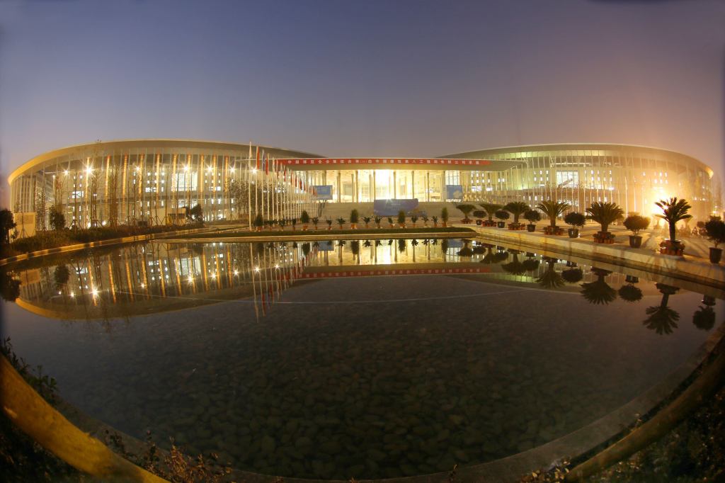 The National Exhibition and Convention Center in Shanghai is illuminated to mark the completion of its construction work yesterday. Co-built by the Ministry of Commerce and the Shanghai city government, the new center will be the world’s largest single-building exhibition complex, with 500,000 square meters (5,382,000 square feet) of exhibition space. The facility, near the Hongqiao transport hub, is expected to come into operation in the first half of next year.