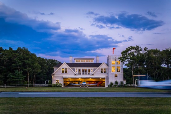 This image may not be used without a license and express written permission from Damianos Photography.