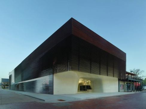 Clad+in+copper+louvers%2c+the+open-air+%27porch%27+at+the+front+of+the+structure+is+intended+as+a+modern+interpretation+of+the+porches+and+balconies+of+the+surrounding+structure%2c+such+as+the+Pioneer+Pub+next+door.