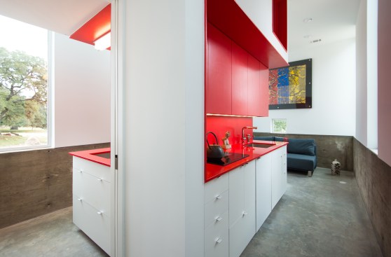 Daryl+Howard+Art%2c+a+mixed-use+building+for+printmaking+and+hosting+in+Austin%2c+commissioned++kinneymorrow+architecture+to+construct+a+new+printing+studio+to+an+existing+storage+center+while+providing+supporting+structures+to+cohesively+combine+these+parts.+