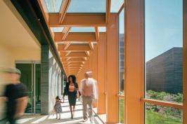 Inside+the+pergola%2c+which+provides+circulation+through+the+building%2c+and+views+out+to+the+site.
