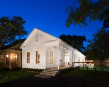 Located+in+Houston%27s+Old+Sixth+Ward+Historic+District%2c+the+neglected+house+was+subject+to+design+guidelines+in+order+to+complete+the+Decatur+Street+Renovation+%26+Addition+by+kinneymorrow+architecture.+To+enhancethe+historical+features%2c+the+architects+extended+the+house+to+the+back+of+the+lot%2c+and+kept+the+original+materials+and+detailing+for+the+exterior.