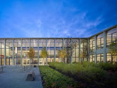 Existing+precast+panels+were+carved+away+to+allow+the+building+to+breath+fresh+air+and+daylight+and+provide+visual+connection+to+the+outdoors+within+a+deep+building+footprint.