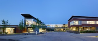 The+Entry+Piazza+and+Glass+Bridge+connect+the+state-lined+schools+to+extend+the+learning+environment.