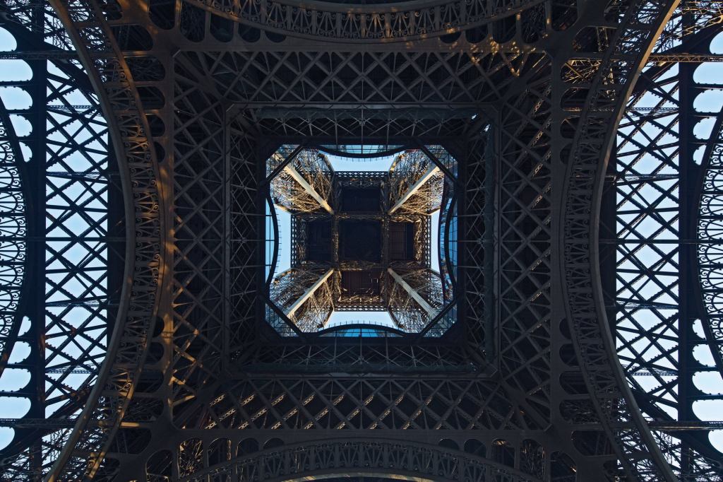 The 85-foot-square central void played a vital role in the project team's staging. A glass skywalk follows the rather baroque curves around this interior perimeter.