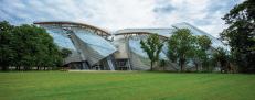 The glass sails enveloping the Fondation Louis Vuitton were developed to increase the overall height of the structure, while still staying within city codes.