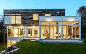 This Gatineau Hills home creates a beautiful balance between modern and natural. The natural house design embraces its earthy surroundings, while opening the door to a contemporary aesthetic. The open ground floor, with its interconnected spaces and floor-to-ceiling windows, allows sunlight to flow through uninterrupted, showcasing the beauty of the natural light as it varies throughout the day and by season.