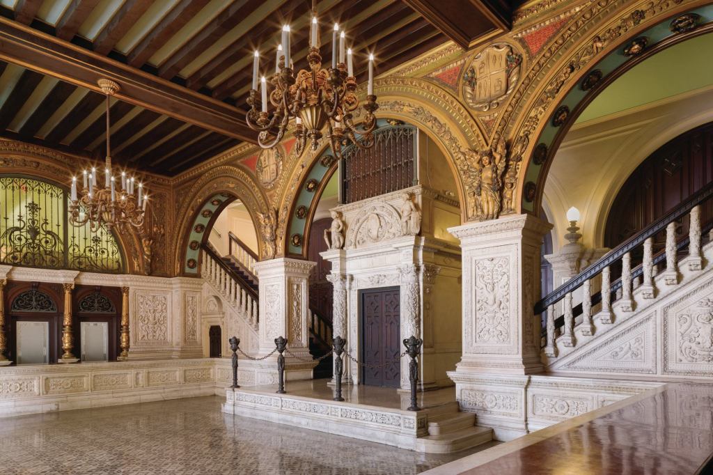 The Herald Examiner Building in Los Angeles (1914).