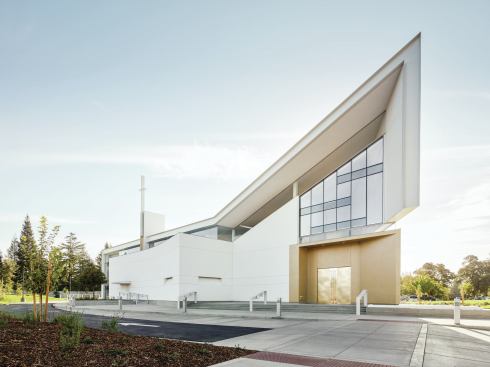 Hodgetts + Fung lifted the roof above clerestory windows along the north elevation to allow diffuse light into the chapel. 