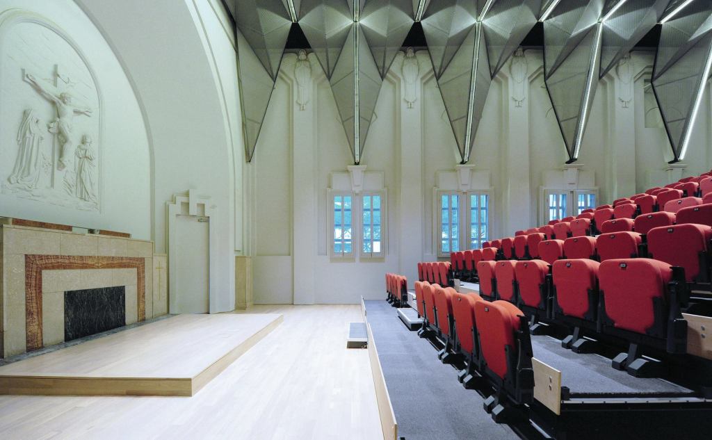 The aluminum mesh screens were sized and cut on-site to ensure its grid-based support framing looked in line with the existing space’s non-parallel sidewalls.