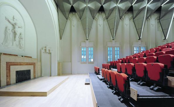 The aluminum mesh screens were sized and cut on-site to ensure its grid-based support framing looked in line with the existing space’s non-parallel sidewalls.