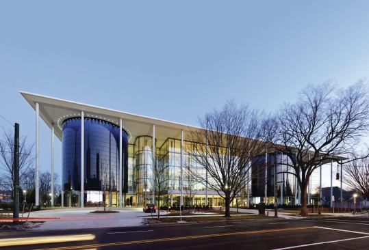 The main entrance to Edward P. Evans Hall is flanked by two curved volumes clad in blue glazing, which house stacked lecture halls on the upper levels. 