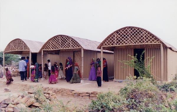 Paper Log House, India, 2001.