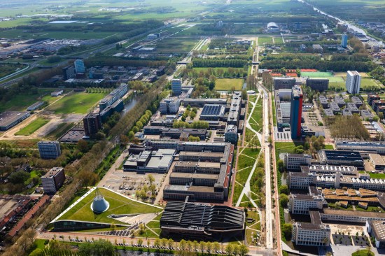 Nederland, Zuid-Holland, Delft, 09-05-2013; overzicht Campus TU Delft met in de voorgrond de Delft TU bibliotheek (met grasdak, ontwerp Mecanoo) en de Aula annex Conferentie Centrum. Het gebouw met logo en rode gevel is van Elektrotechniek, Wiskunde en Informatica (EWI)..Overview of the Campus of the Delft University of Technology. In the foreground Library (Mecanoo  architects) and auditorium. The high-rise red-striped building is the faculty of Electrical Engineering, Mathematics and Computer Sciences (EEMCS)..luchtfoto (toeslag op standard tarieven).aerial photo (additional fee required).copyright foto/photo Siebe Swart