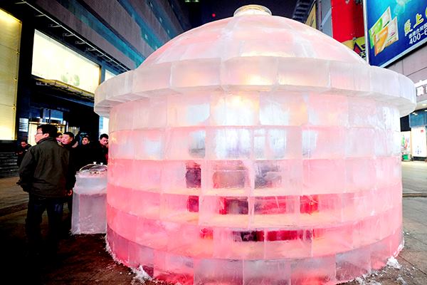 Liaoning province, home to the crumbling Sydney Opera House replica, now has another architectural marvel to claim as its own: an ice restaurant. The eatery measures 5.2 meters (17 feet) in diameter and 3.7 meters (12 feet) in height and can seat anywhere from 4 to 10 warmly dressed people.