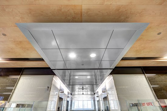 A new 650,000-square-foot, 17-story federal office complex at
90 Elgin Street is one of the largest, new construction projects in
Ottawa’s recent history.