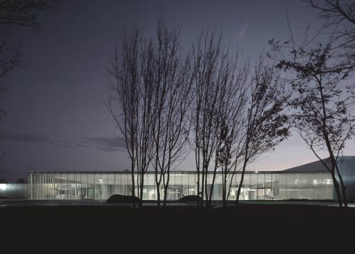 Louvre-Lens exterior.
