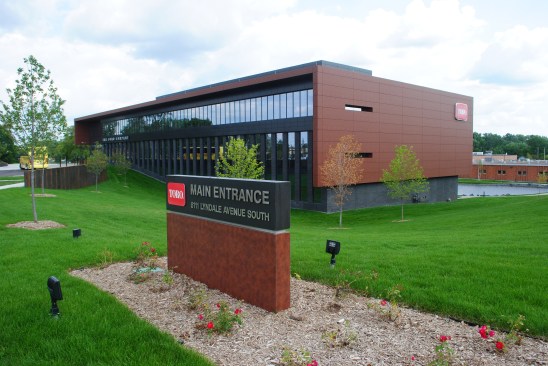 The+Toro+Company+headquarters%27+building+is+clad+in+Alucobond(R)+naturAL+Rusted+Metal%2c+Graphite+colors+to+reflect+Toro%27s+well-known+equipment+brands+featuring+dark+machine+parts+covered+by+protective+shells+in+the+signature+Toro+red+color.